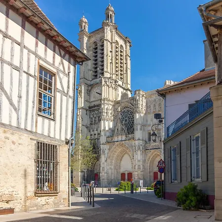 Apartment Balthazar, Parking Gratuit, Vue Privilegiee Sur La Cathedrale, Wifi Hd, Centre-ville De Troyes